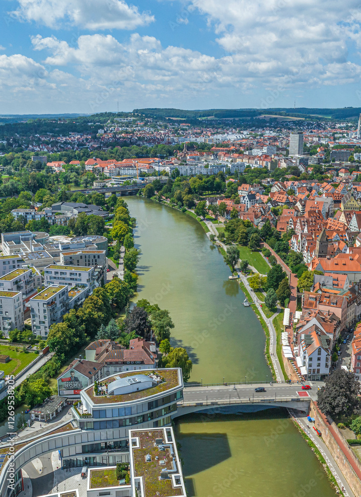 Obraz premium Blick auf die Doppelstadt Ulm/Neu-Ulm im schwäbischen Donautal im Sommer