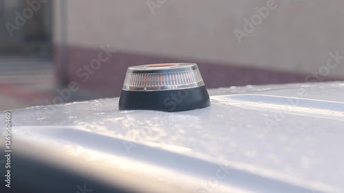 Luz de emergencia v-16 encima de un coche en un día lluvioso 