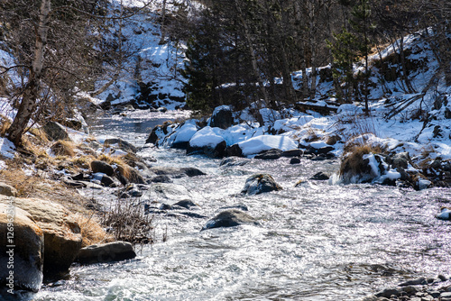 curso de arrollo de un rio de montaña
