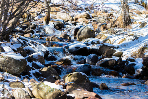 Cauce nevado de un arrollo del pirineo