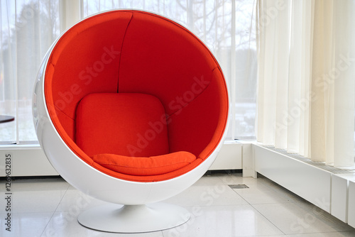 Obraz na płótnie Style Space Age Ball Chair against clear windows w salonie