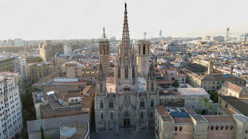Fototapeta premium foto de drone de Catedral de Barcelona España europa