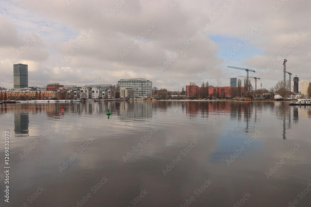 Winter in Berlin; Blick von der Zillepromenade über den Rummelsburger See