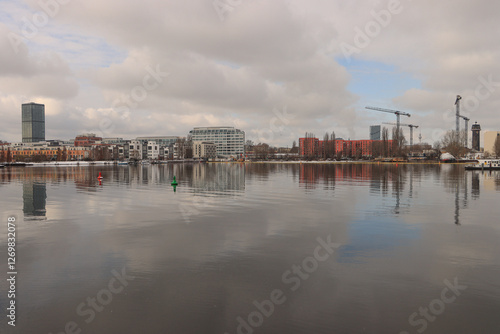 Obraz na płótnie Winter in Berlin; Blick von der Zillepromenade über den Rummelsburger See w salonie