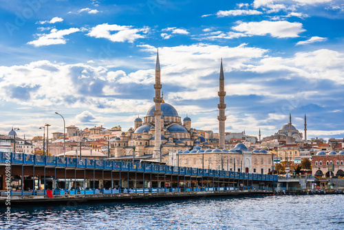 Obraz na płótnie Galata Bridge and Yeni Mosque scenic view in Istanbul w salonie