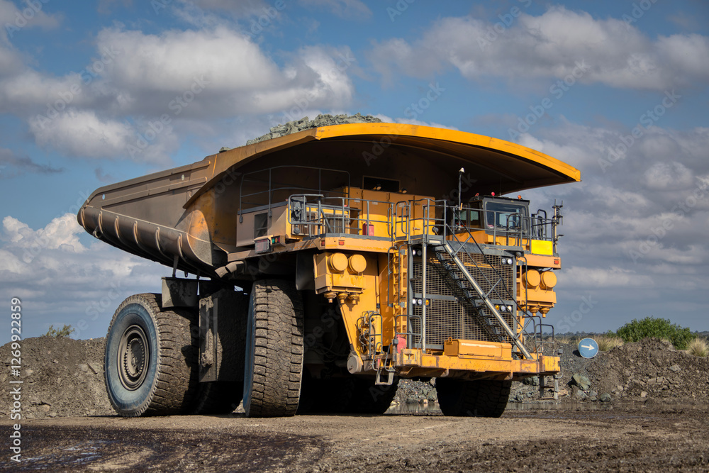 Obraz premium electric mining truck at the diamond mine to reduce co2 emissions, clean energy from the new fleet driving into the open pit mine .