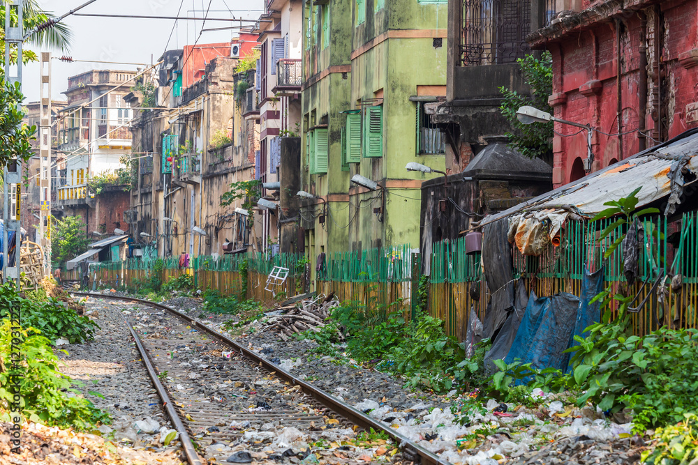 Asia, India, West Bengal, Kolkata, Kumartuli Festival area, Hooghly River,Howrah Crossing. Life by railroad tracks.