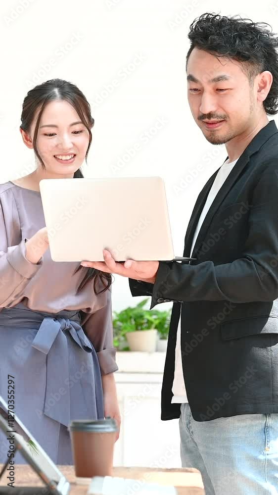 Businessman looking at a computer Vertical video of a supervisor instructing subordinates, teaching, or talking about a project, etc. Businessman looking at a computer Vertical video of a supervisor instructing subordinates, teaching, or talking about a project, etc.