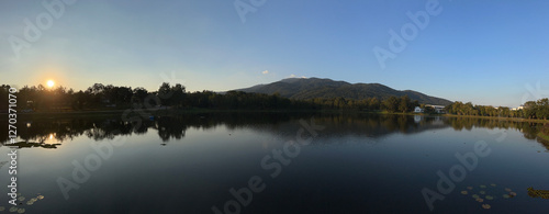 Obraz na płótnie Panorama sunset from a lake in Chang Mai w salonie