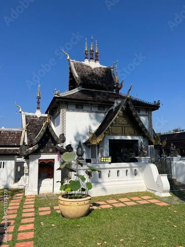 Obraz na płótnie Wat Chedi Luang Buddhist temple in Chiang Mai w salonie