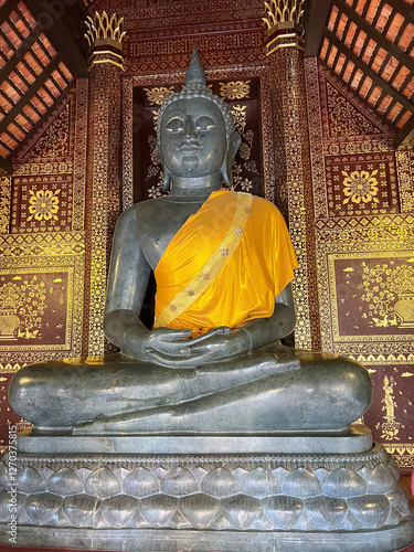 Obraz na płótnie buddha statue Wat Chedi Luang Buddhist temple in Chiang Mai w salonie