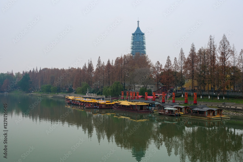 Fototapeta premium 中国 南京市、秦淮河と大報恩寺