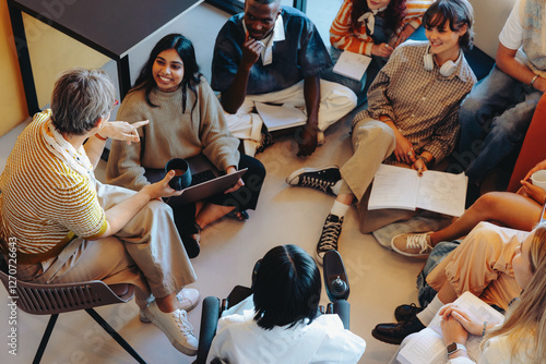 Foto Teacher leading a casual discussion in a diverse classroom group setting with en