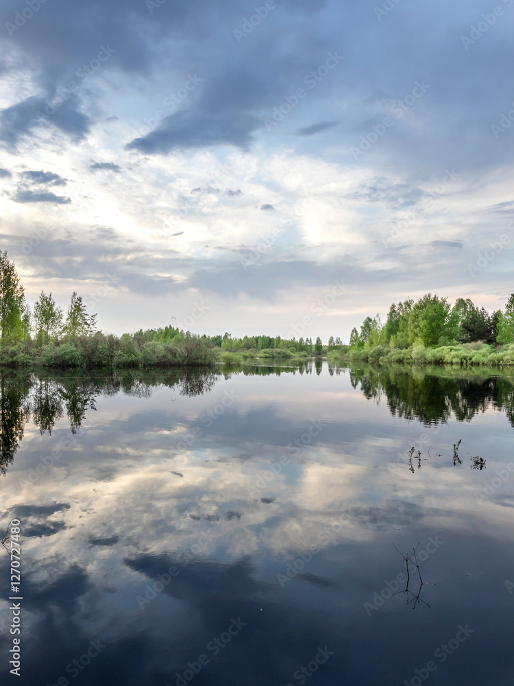 Obraz premium Calm lake with trees in the background