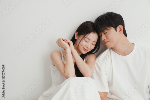 若い男女カップルのカジュアルなポートレート