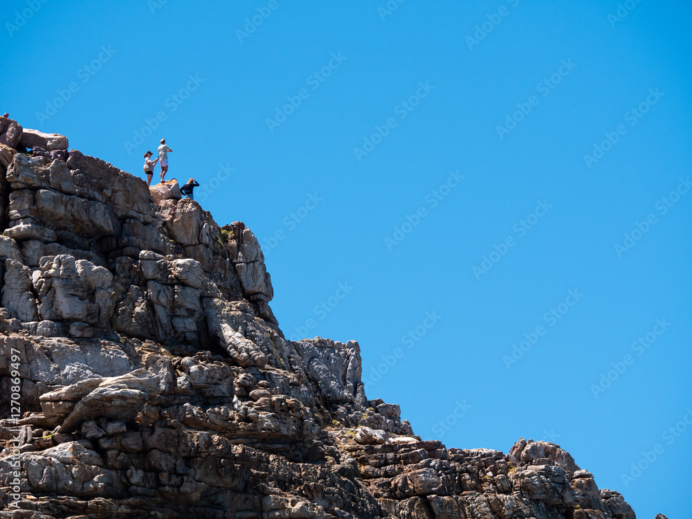 Touristes au bord d'une falaise Touristes au bord d'une falaise