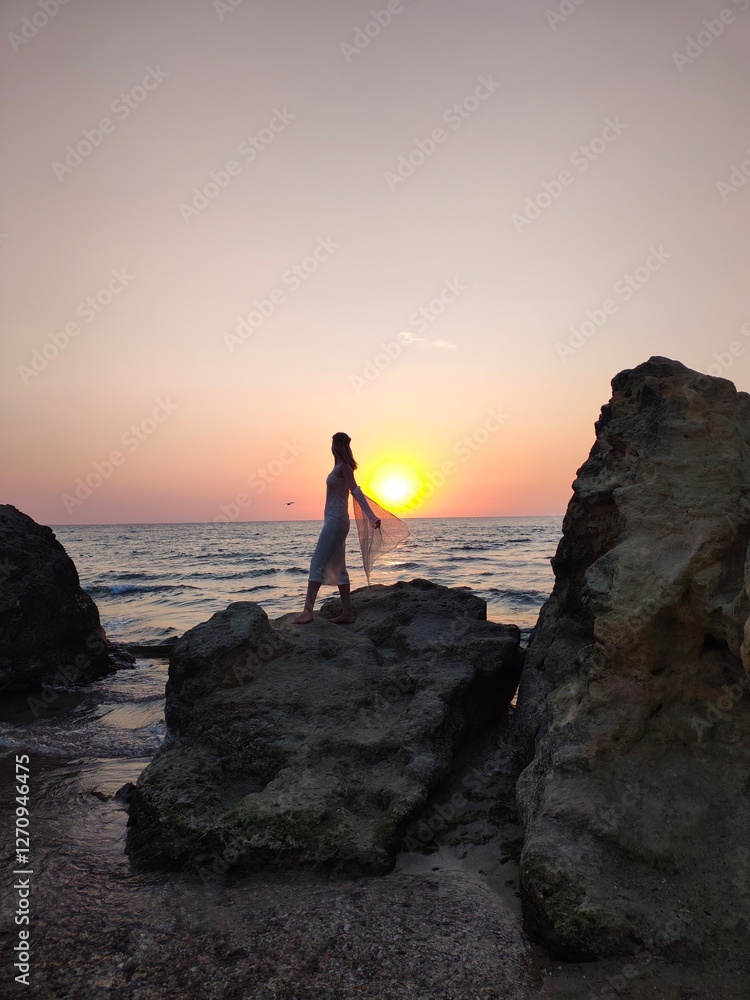 Fototapeta premium silhouette of a woman on the beach