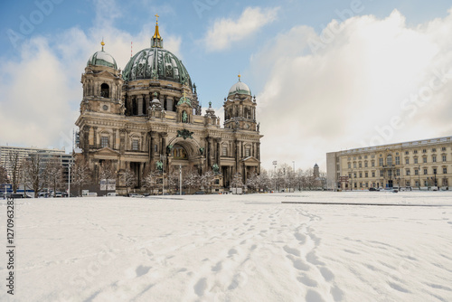 Berliner Dom im Winter im Schnee. Der Berliner Dom am Lustgarten auf der Museumsinsel ist eine evangelische Kirche im Berliner Ortsteil Mitte