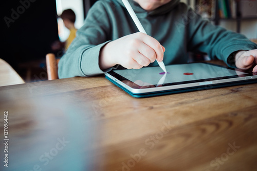 Kind malt auf dem Tablet