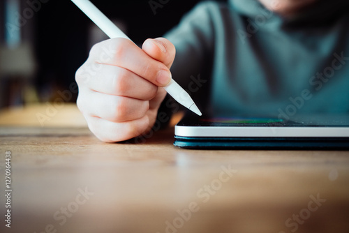 Kind malt auf dem Tablet