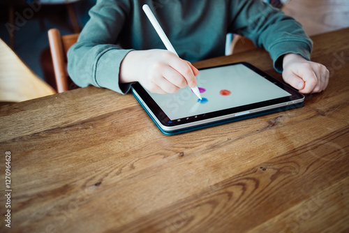 Kind malt auf dem Tablet