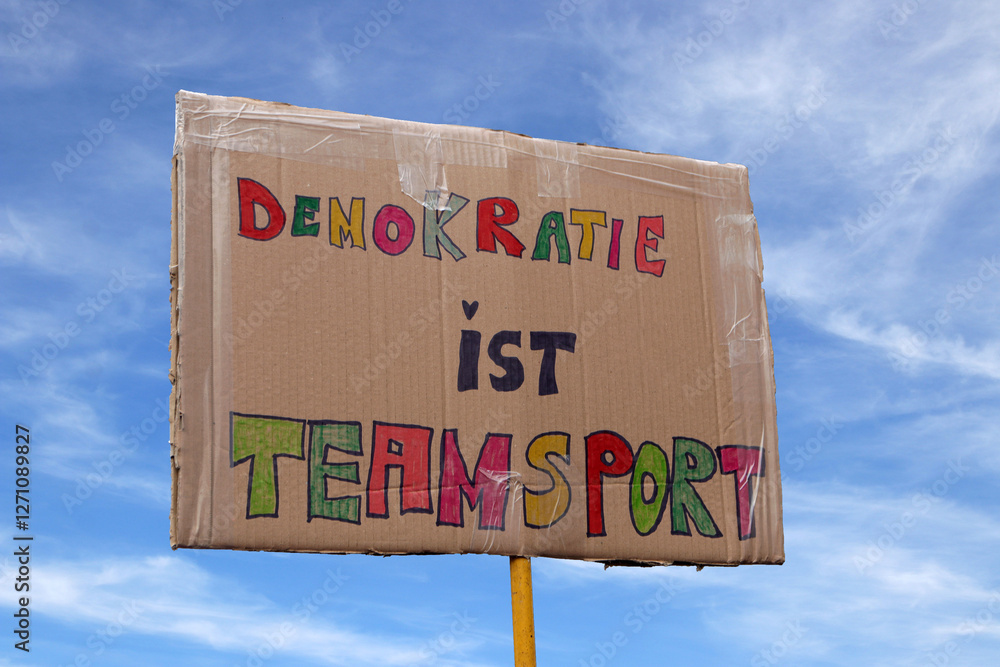 demokratie ist teamsport demo schild
