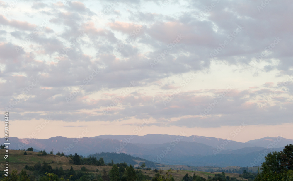 Obraz premium Soft Sunset Glow: Evening Sky Above the Mountains