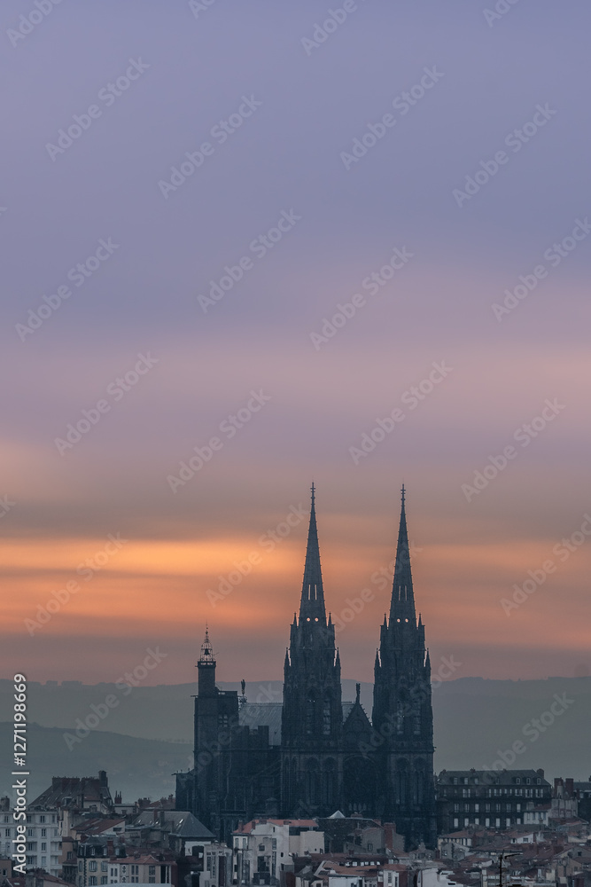 Obraz premium La Cathédrale Notre-Dame de Clermont-Ferrand au lever de soleil en Auvergne France