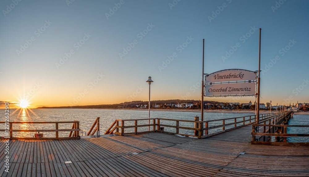 Naklejka premium Panoramaview Vinetabrücke Ostseebad Zinnowitz mit Blick auf Zinnowitz zum Sonnenaufgang