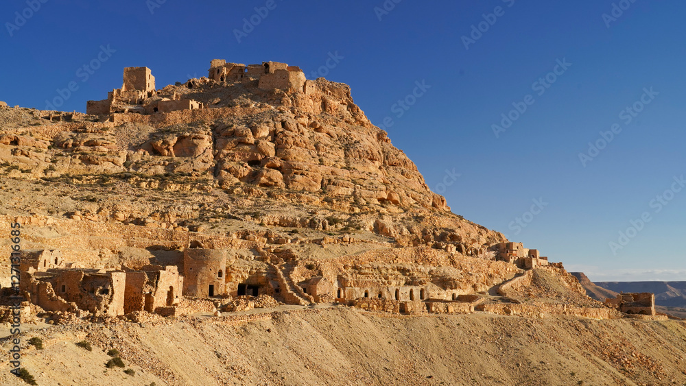 Ksar Douiret,tipico villaggio fortificato Berbero composto da granai e abitazioni costruiti all'interno di un muro di cinta difensivo. Ksar Douiret,tipico villaggio fortificato Berbero composto da granai e abitazioni costruiti all'interno di un muro di cinta difensivo.