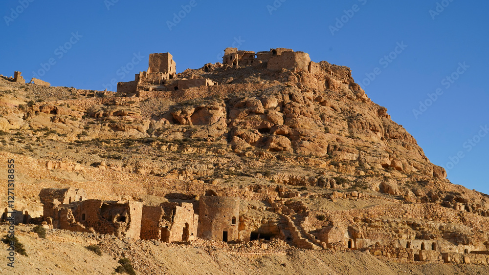 Ksar Douiret,tipico villaggio fortificato Berbero composto da granai e abitazioni costruiti all'interno di un muro di cinta difensivo. Ksar Douiret,tipico villaggio fortificato Berbero composto da granai e abitazioni costruiti all'interno di un muro di cinta difensivo.