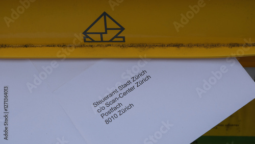 Wallpaper Mural Brief mit Schweizer Steuererklärung im Kanton Zürich einreichen. Couvert mit Steuerangaben zuhanden vom Steueramt in Briefkasten einwerfen. Torontodigital.ca