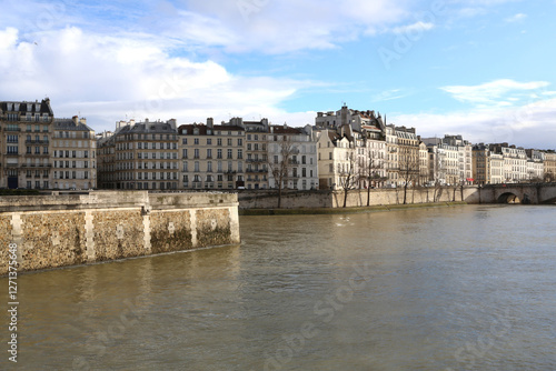 Immeubles sur les quais de l'île de la Cité à Paris
