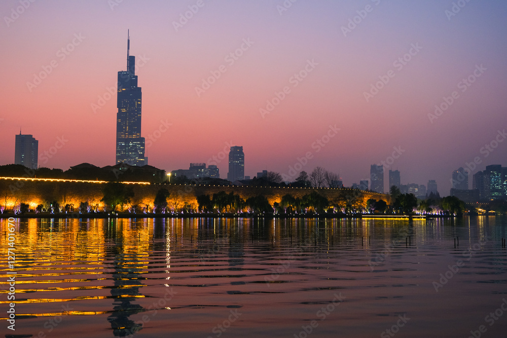 中国 南京市、夕暮れの玄武湖