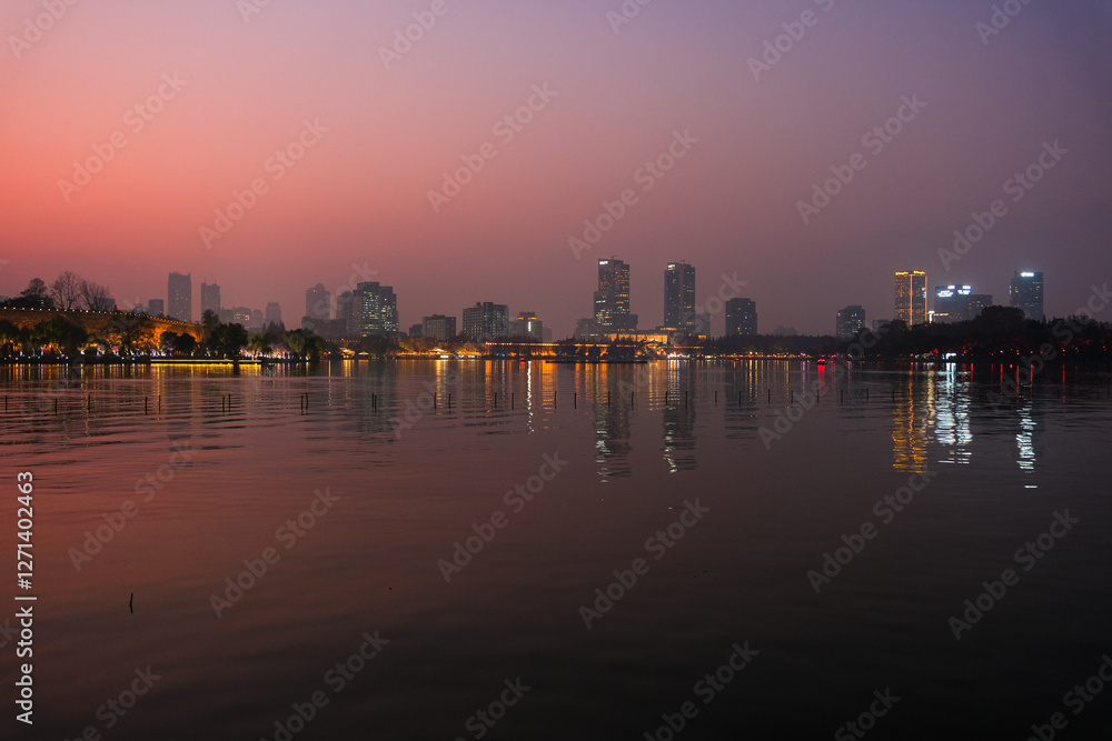 中国 南京市、夕暮れの玄武湖