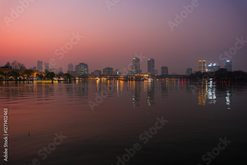 Obraz na płótnie 中国 南京市、夕暮れの玄武湖 w salonie