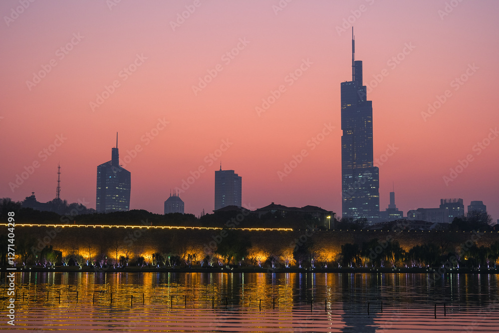 中国 南京市、夕暮れの玄武湖