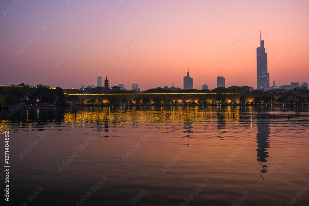 中国 南京市、夕暮れの玄武湖
