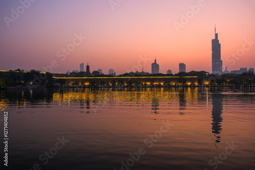 Obraz na płótnie 中国 南京市、夕暮れの玄武湖 w salonie