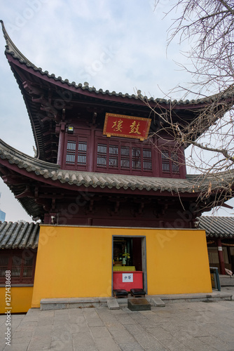 Obraz na płótnie 中国 南京市の寺院、鶏鳴寺 鼓樓 w salonie