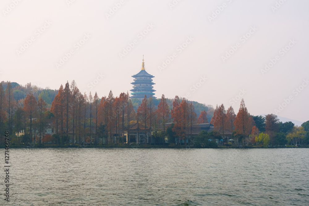 中国 浙江省杭州市、世界遺産の西湖と雷峰塔