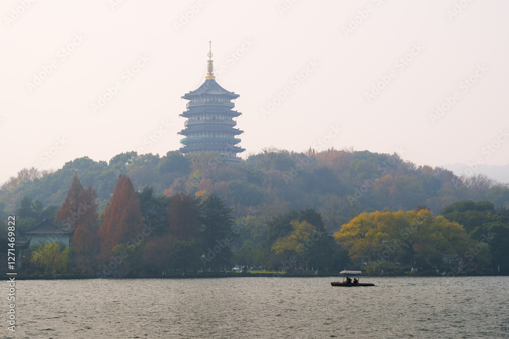 中国 浙江省杭州市、世界遺産の西湖と雷峰塔