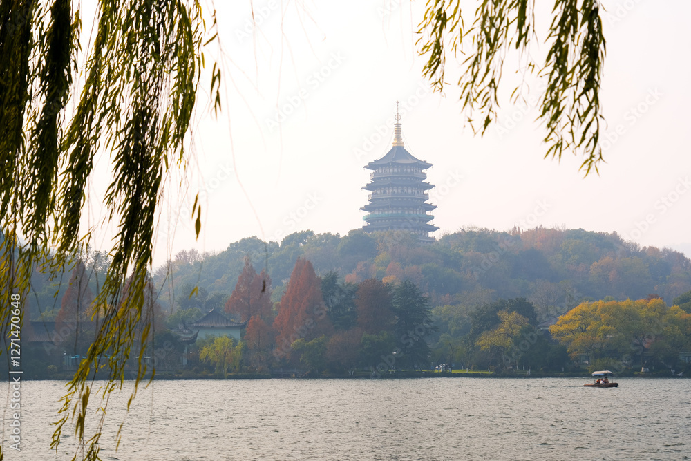 中国 浙江省杭州市、世界遺産の西湖と雷峰塔