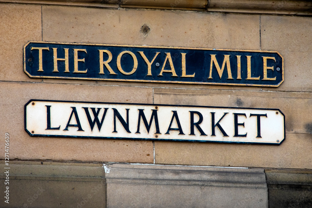 Obraz premium Lawnmarket on the Royal Mile in Edinburgh, Scotland