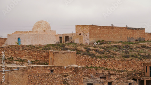 Ksar Tamezret, villaggio fortificato Berbero ancora abitatocomposto da granai e abitazioni costruiti all'interno di un muro di cinta difensivo. photo