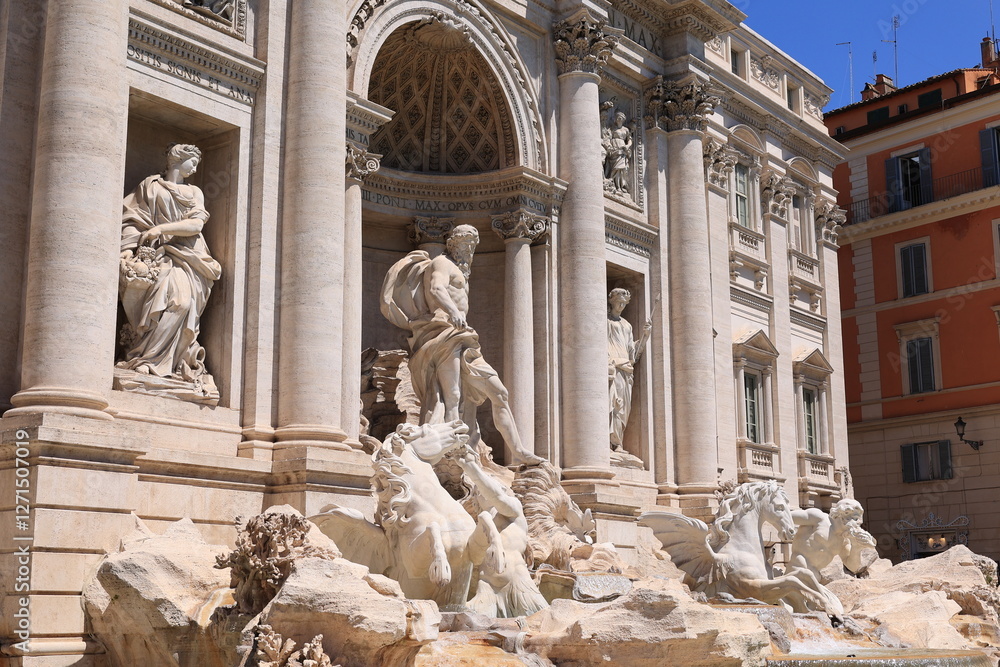 Blick auf den Trevibrunnen im Zentrum der Stadt Rom in Italien Blick auf den Trevibrunnen im Zentrum der Stadt Rom in Italien