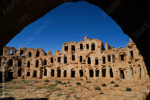 Ksar Tounket, villaggio fortificato Berbero composto da granai e abitazioni costruiti all'interno di un muro di cinta difensivo. photo