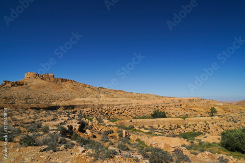 Ksar Tounket, villaggio fortificato Berbero composto da granai e abitazioni costruiti all'interno di un muro di cinta difensivo. photo