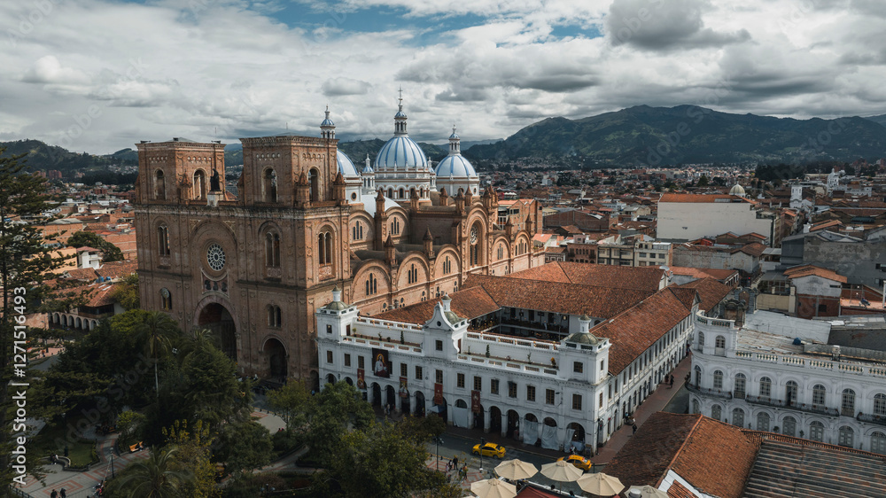 Obraz premium Catedral Antigua en el Parque Calderón - Cuenca Ecuador