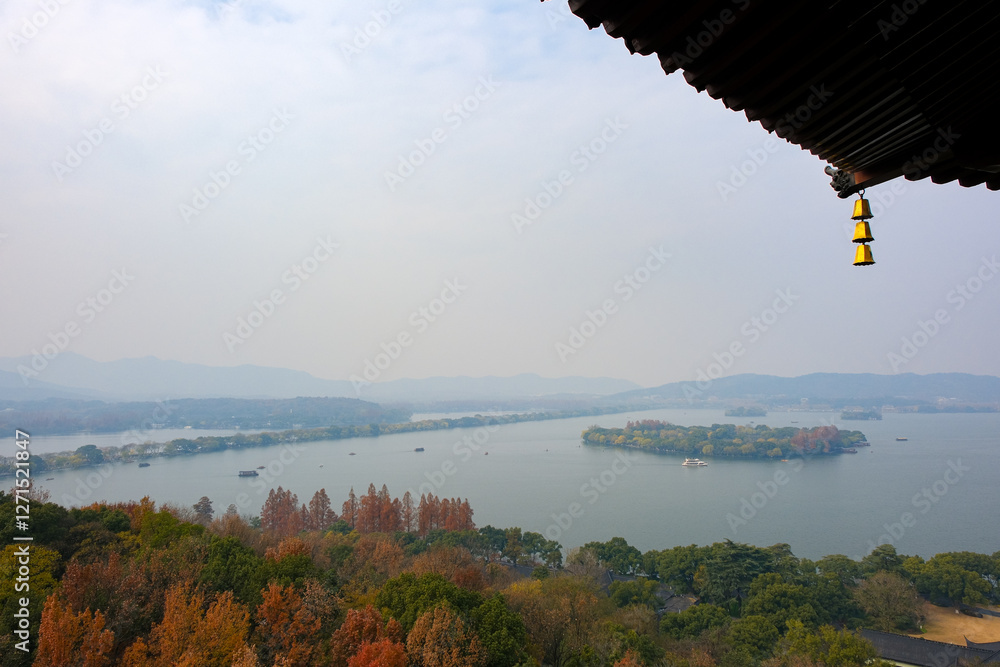 中国 浙江省杭州市、雷峰塔から見る世界遺産の西湖